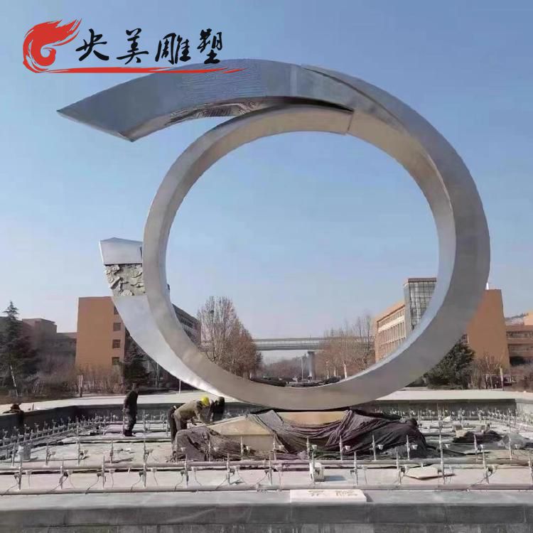 校园广场喷泉水池摆放不锈钢创意圆环雕塑图片 校园广场喷泉水池摆放不锈钢创意圆环雕塑图片