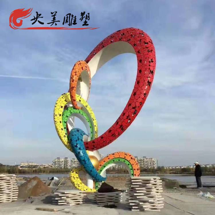 景点广场摆放创意不锈钢彩绘圆环组合景观雕塑图片 景点广场摆放创意不锈钢彩绘圆环组合景观雕塑图片