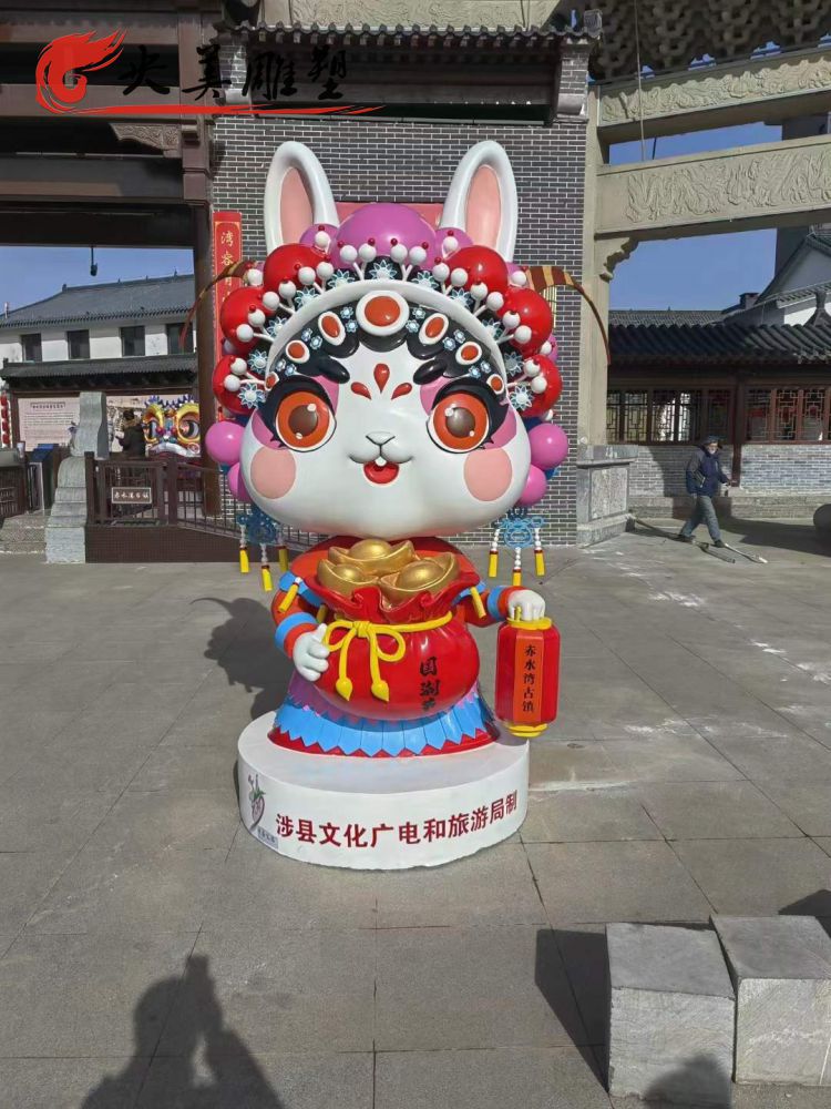 景点玻璃钢彩绘京剧卡通兔子人物雕塑图片 景点玻璃钢彩绘京剧卡通兔子人物雕塑图片