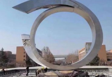 校园广场喷泉水池摆放不锈钢创意圆环雕塑