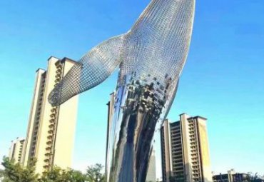 广场水池摆放创意不锈钢镂空鲸鱼景观雕塑