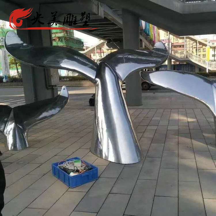 广场不锈钢镜面创意鱼尾景观雕塑图片 广场不锈钢镜面创意鱼尾景观雕塑图片