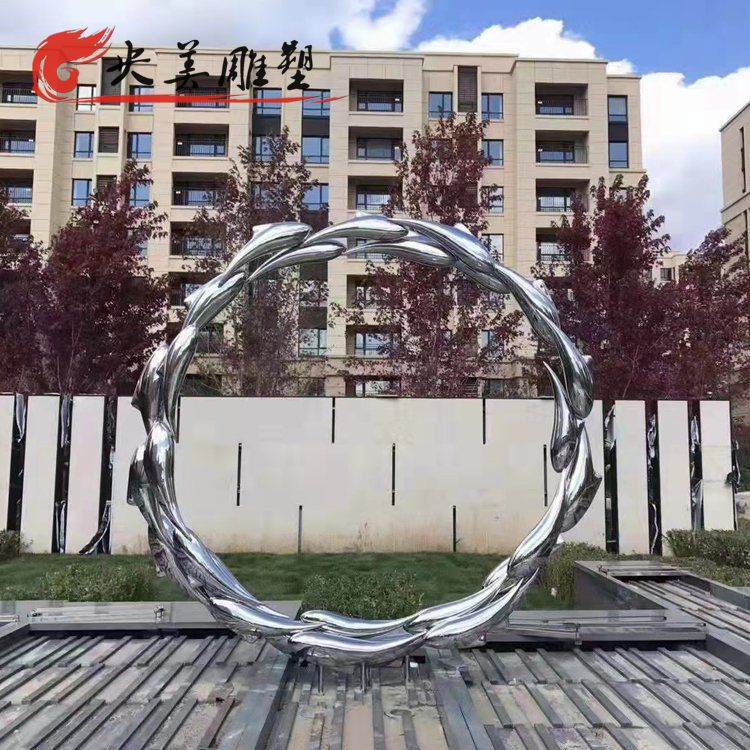 别墅园林水景摆放不锈钢抽象鱼群圆环雕塑图片 别墅园林水景摆放不锈钢抽象鱼群圆环雕塑图片