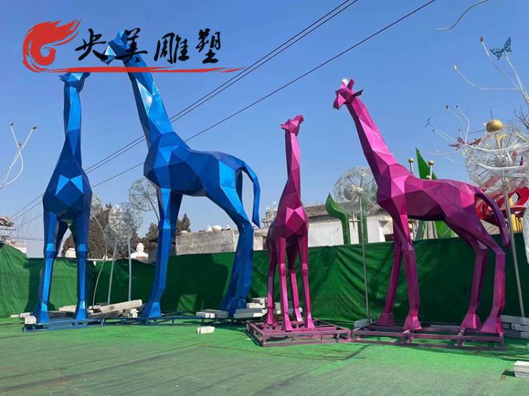 户外园林摆放玻璃钢抽象切块长颈鹿动物景观雕塑图片 户外园林摆放玻璃钢抽象切块长颈鹿动物景观雕塑图片