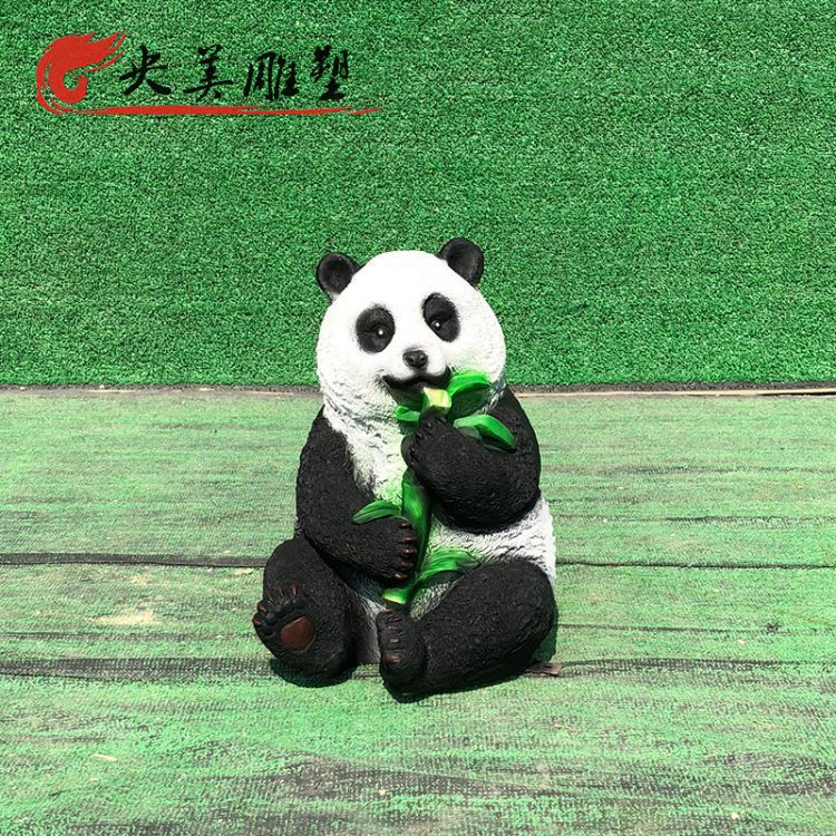 户外园林玻璃钢吃竹子的熊猫雕塑图片 户外园林玻璃钢吃竹子的熊猫雕塑图片