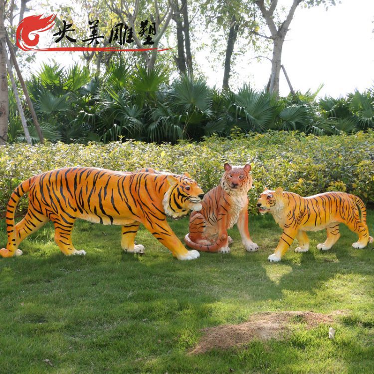 园林公园玻璃钢仿真老虎雕塑图片 园林公园玻璃钢仿真老虎雕塑图片