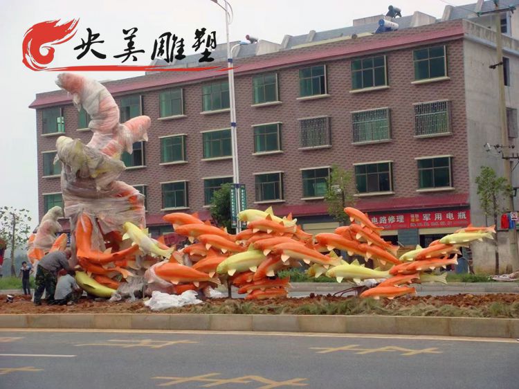 城市街边摆放玻璃钢彩绘鱼群景观雕塑图片 城市街边摆放玻璃钢彩绘鱼群景观雕塑图片