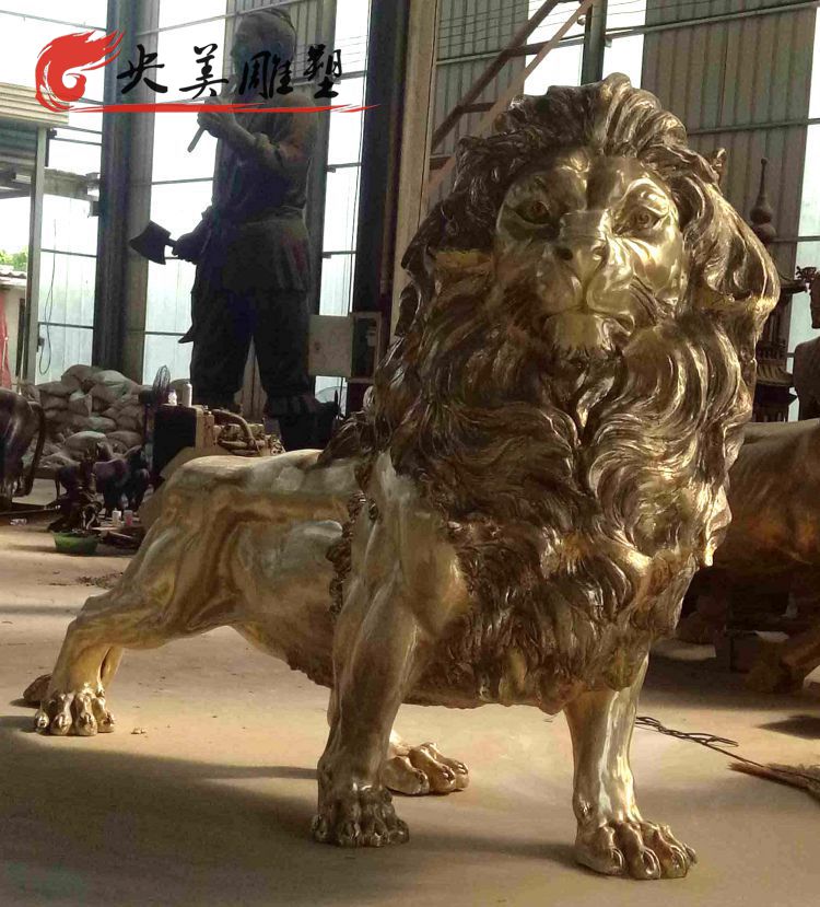 城市园林玻璃钢仿铜大型狮子雕塑图片
