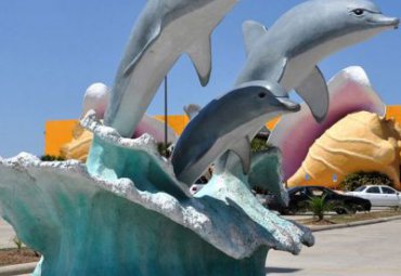 游乐场摆放大型玻璃钢海豚景观雕塑