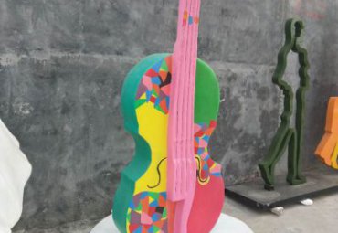 商场美陈装饰摆件玻璃钢彩绘小提琴雕塑