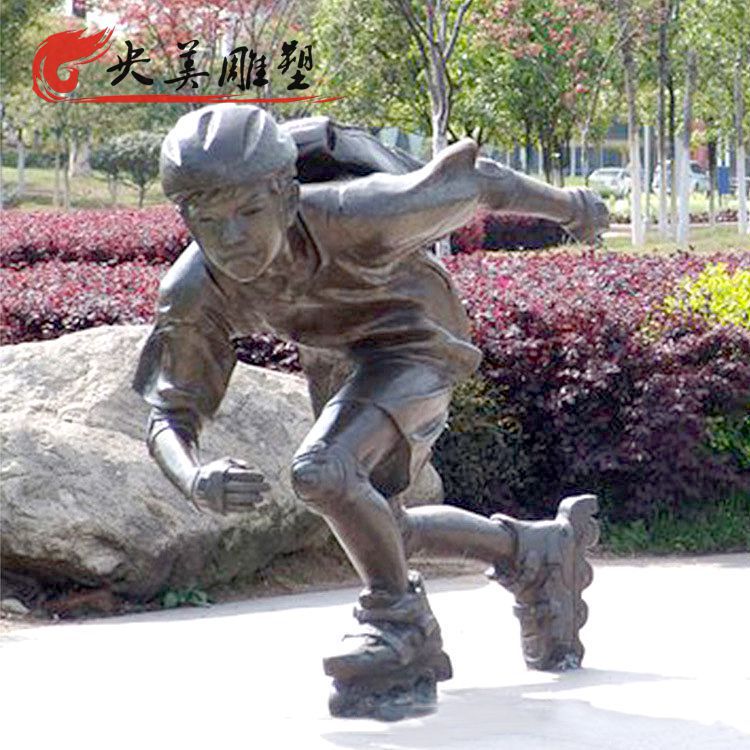 玻璃钢仿铜公园里玩轮滑的儿童雕塑图片 玻璃钢仿铜公园里玩轮滑的儿童雕塑图片