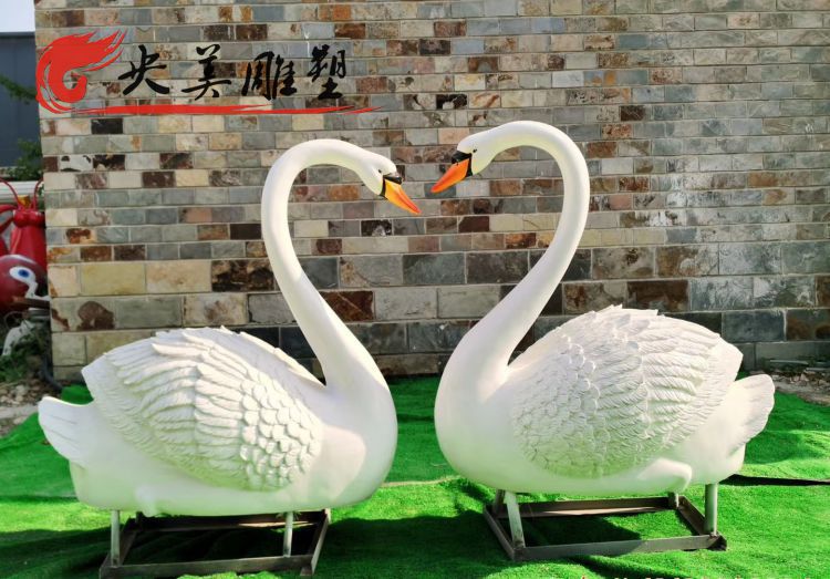 池塘水景摆件玻璃钢爱心仿真天鹅雕塑图片 池塘水景摆件玻璃钢爱心仿真天鹅雕塑图片