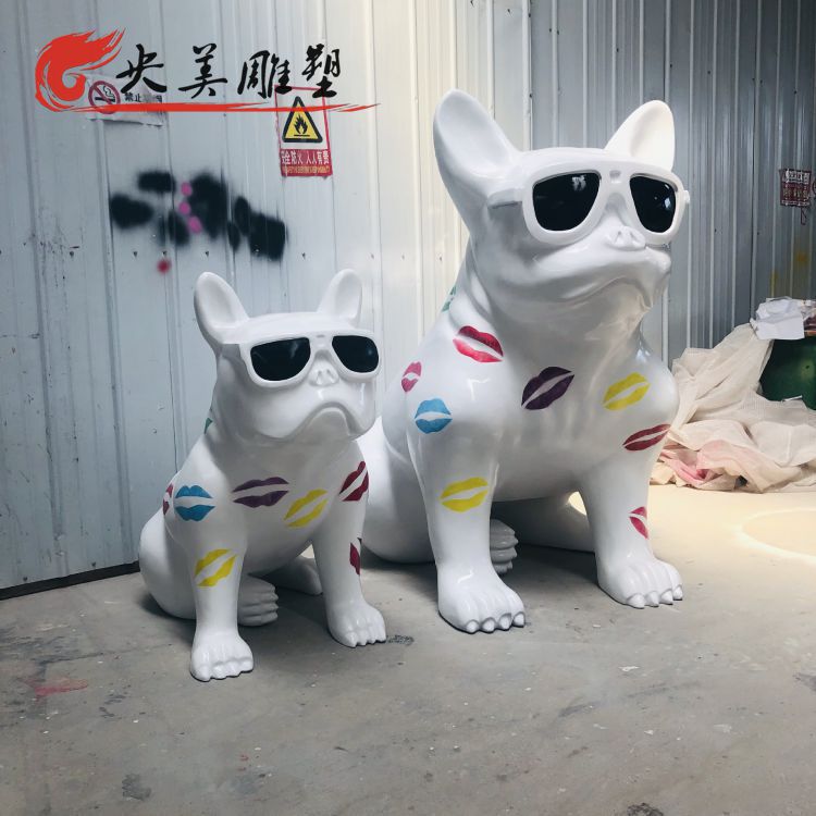 城市商业广场摆放玻璃钢卡通狗雕塑图片 城市商业广场摆放玻璃钢卡通狗雕塑图片