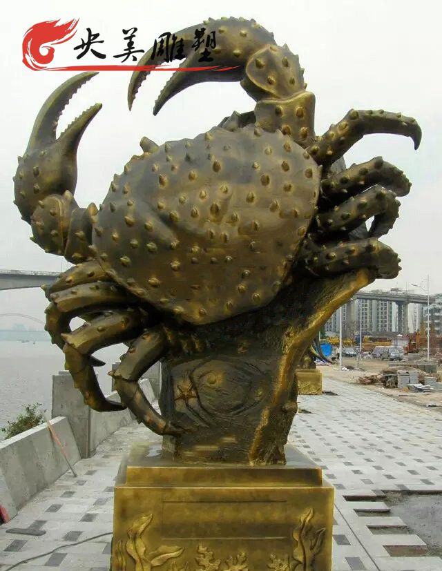 广场户外摆放玻璃钢仿铜螃蟹雕塑图片 广场户外摆放玻璃钢仿铜螃蟹雕塑图片