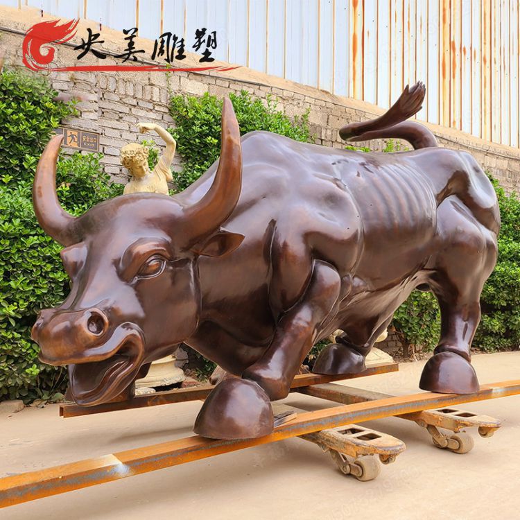 公园里摆放的一只玻璃钢创意华尔街牛图片 公园里摆放的一只玻璃钢创意华尔街牛图片