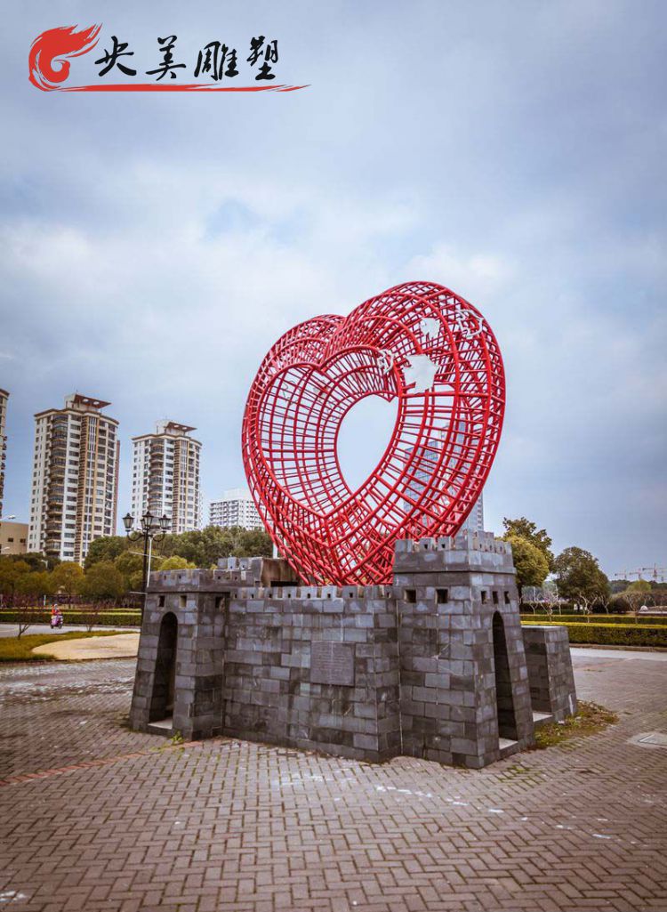 创意不锈钢镂空红色广场爱心雕塑图片 创意不锈钢镂空红色广场爱心雕塑图片