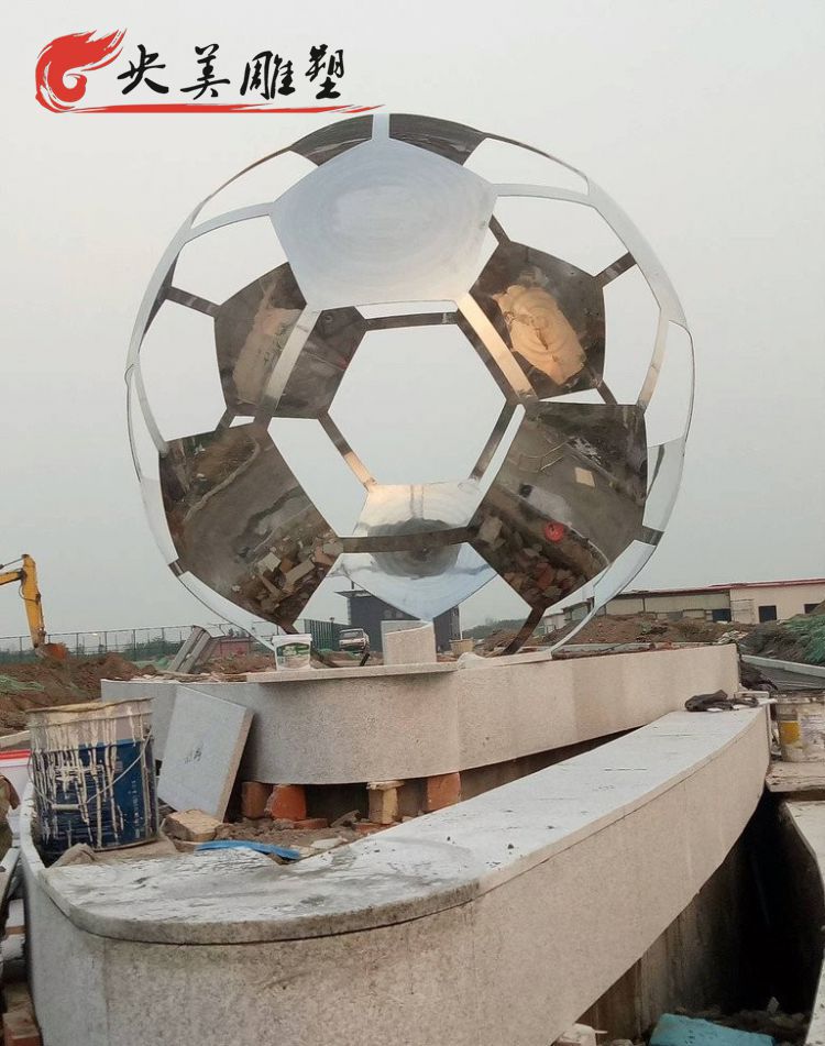 体育公园摆放不锈钢镂空足球景观雕塑图片