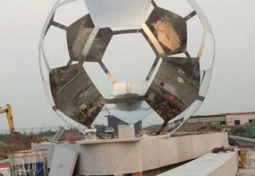 体育公园摆放不锈钢镂空足球景观雕塑