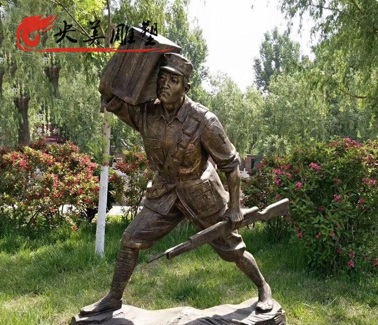 景区花园英雄人物景观玻璃钢仿铜扛着箱子的八路军雕塑图片