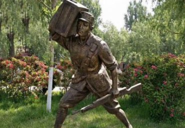 景区花园英雄人物景观玻璃钢仿铜扛着箱子的八路军雕塑