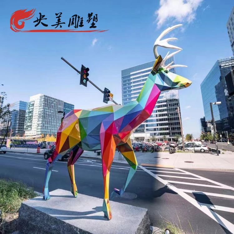 城市广场街道摆放玻璃钢彩绘几何麋鹿雕塑图片 城市广场街道摆放玻璃钢彩绘几何麋鹿雕塑图片
