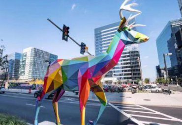 城市广场街道摆放玻璃钢彩绘几何麋鹿雕塑