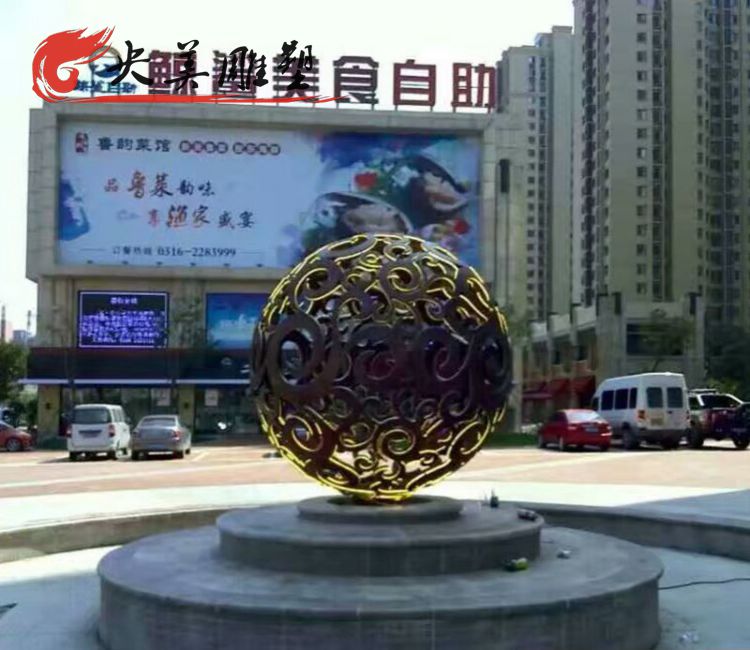 城市广场喷泉摆放发光不锈钢镂空景观球雕塑图片 城市广场喷泉摆放发光不锈钢镂空景观球雕塑图片
