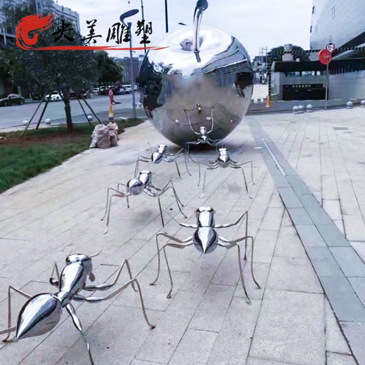 不锈钢雕塑城市广场创意蚂蚁觅食镜面大苹果雕塑图片