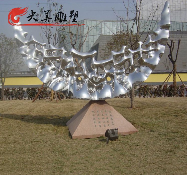 公园草坪个性不锈钢镂空月亮雕塑图片