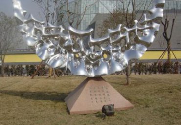 公园草坪个性不锈钢镂空月亮雕塑