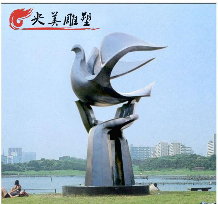 景区公园摆放抽象白钢手托鸽子景观雕塑图片 景区公园摆放抽象白钢手托鸽子景观雕塑图片