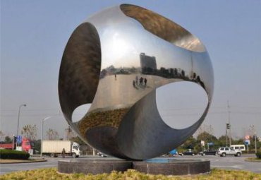 城市广场摆放大型不锈钢镜面镂空球体雕塑
