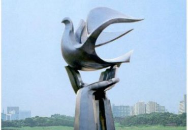 景区公园摆放抽象白钢手托鸽子景观雕塑