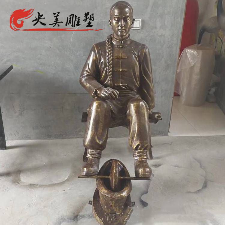 景区步行街玻璃钢仿铜“碾药”中医人物雕塑图片 景区步行街玻璃钢仿铜“碾药”中医人物雕塑图片