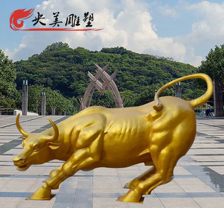 广场摆放玻璃钢仿铜漆金华尔街牛景观雕塑图片 广场摆放玻璃钢仿铜漆金华尔街牛景观雕塑图片