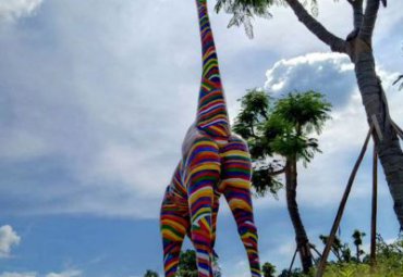 度假村公园大型玻璃钢彩绘动物摆件吃叶子的长颈鹿雕塑