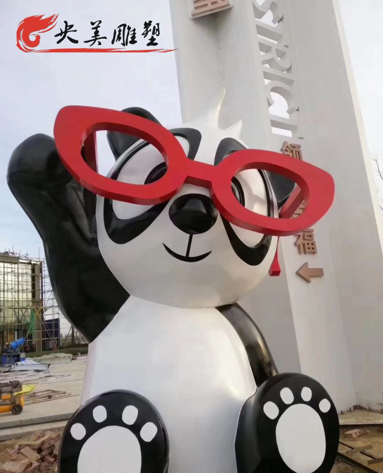 酒店公园商场摆放的戴眼镜熊猫卡通玻璃钢雕塑图片 酒店公园商场摆放的戴眼镜熊猫卡通玻璃钢雕塑图片