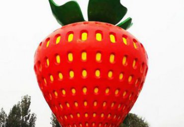 采摘园摆放大型玻璃钢彩绘仿真草莓水果雕塑