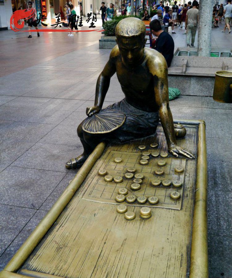 步行街下象棋情景人物小品玻璃钢仿铜雕塑图片 步行街下象棋情景人物小品玻璃钢仿铜雕塑图片