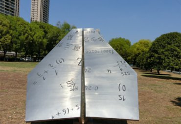 不锈钢创意户外装饰方程式飞机雕塑