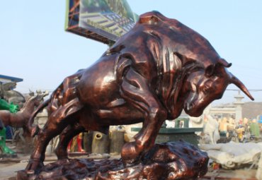城市广场玻璃钢仿铜动物景观开荒牛雕塑