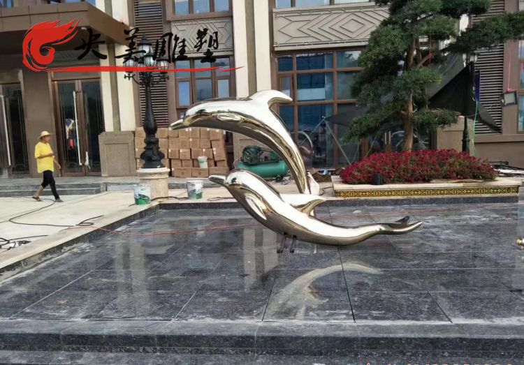 广场水景不锈钢镜面抽象海豚雕塑图片 广场水景不锈钢镜面抽象海豚雕塑图片