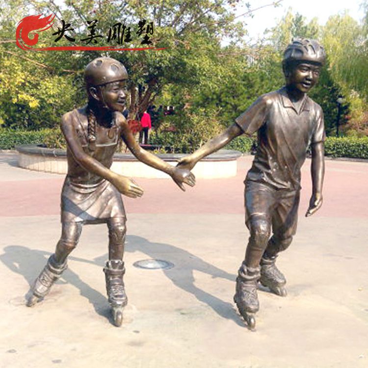 公园广场玻璃钢仿铜玩轮滑的儿童雕塑图片