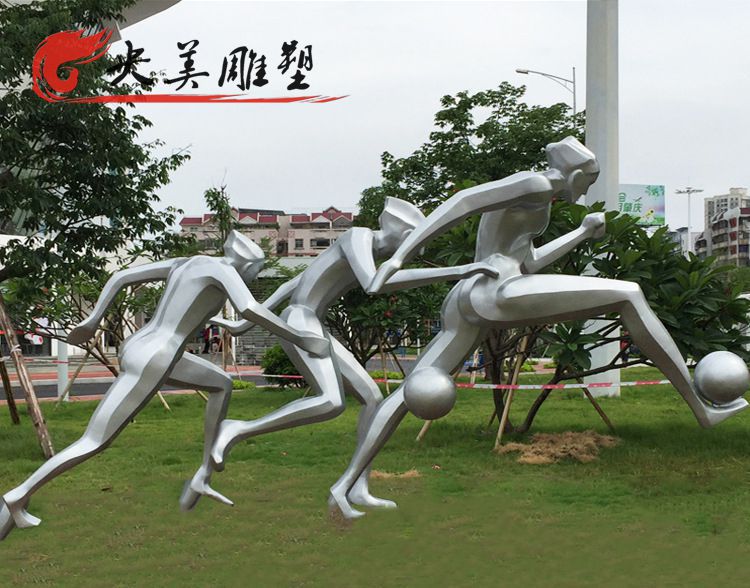 城市公园街边安装不锈钢抽象踢足球运动人物图片 城市公园街边安装不锈钢抽象踢足球运动人物图片