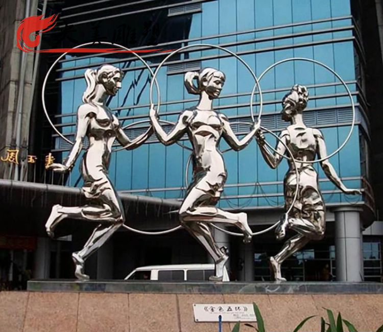 城市广场摆放镜面不锈钢抽象人物奥运圆环雕塑图片