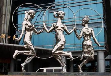 城市广场摆放镜面不锈钢抽象人物奥运圆环雕塑