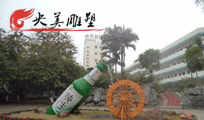 酒厂园林摆放玻璃钢仿真酒瓶流水喷泉雕塑图片 酒厂园林摆放玻璃钢仿真酒瓶流水喷泉雕塑图片