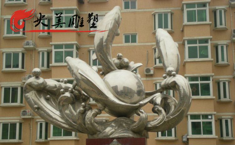 小区户外摆放不锈钢镜面鲤鱼游水景观雕塑图片 小区户外摆放不锈钢镜面鲤鱼游水景观雕塑图片