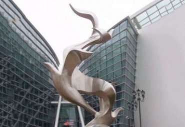 学校广场摆放抽象不锈钢飞翔鸽子景观雕塑