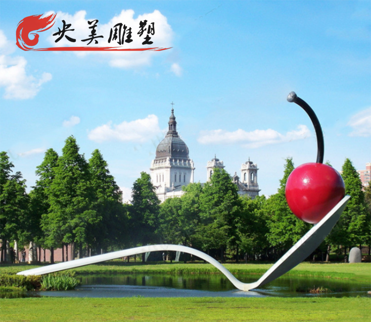 创意户外不锈钢勺子上的樱桃雕塑园林景观装饰摆件图片 创意户外不锈钢勺子上的樱桃雕塑园林景观装饰摆件图片